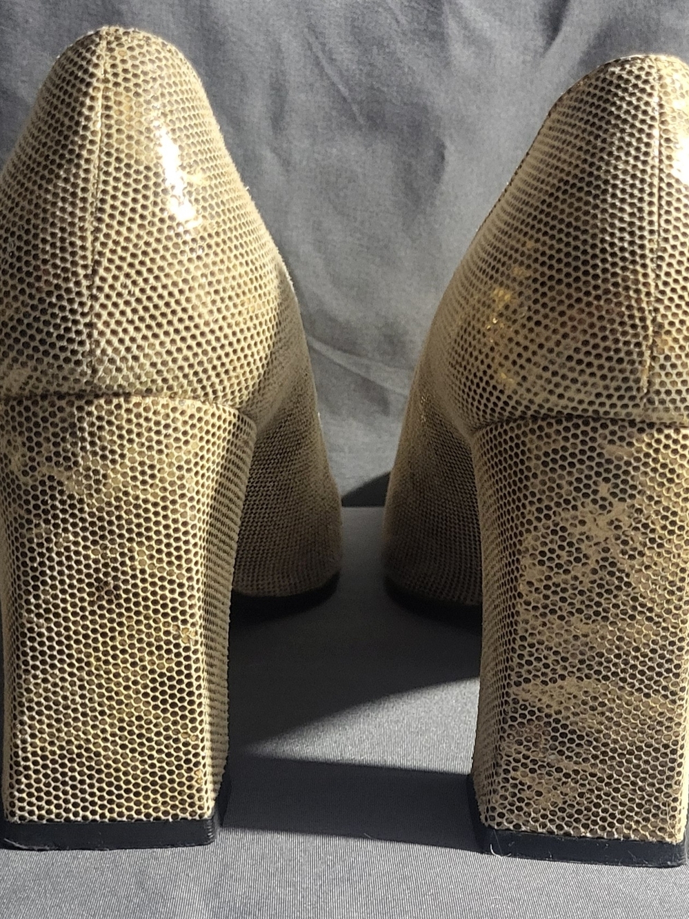 Stuart Weitzman Gold Ladies Pump - Picture 4 of 6